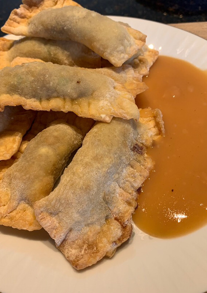 Una foto de WONTON MIXTO de carne de ternera, cerdo y langostinos. Con salsa agridulce