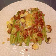 Una foto de Espárragos verdes con jamón y huevo en Airfryer