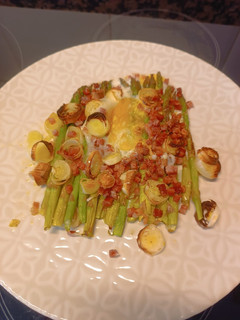 Una foto de Espárragos verdes con jamón y huevo en Airfryer