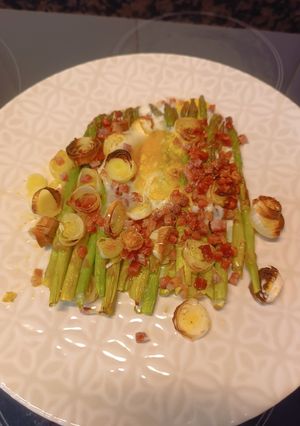 Una foto de Espárragos verdes con jamón y huevo en Airfryer