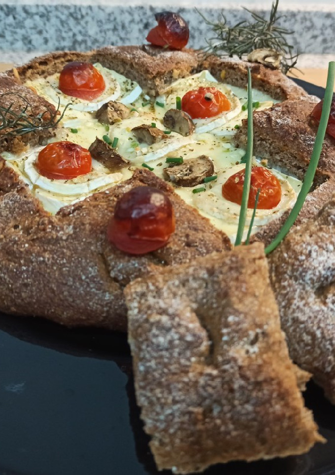 Una foto de Torta de pan rellena de queso 🥖🧀