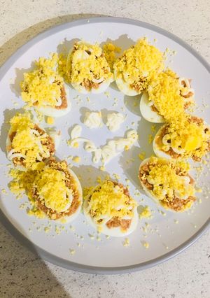 A picture of Huevos rellenos.