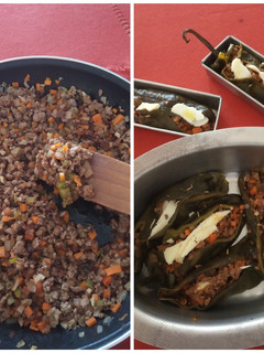 Una foto de Chiles rellenos de picadillo "cubano", en salsa de Jamaica