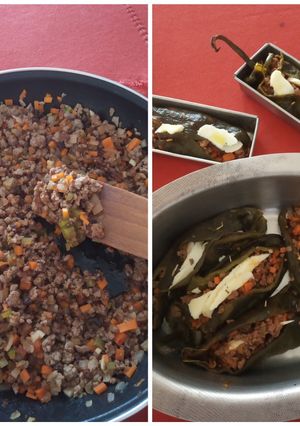 Una foto de Chiles rellenos de picadillo "cubano", en salsa de Jamaica