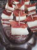 Canapés de pan de molde con paté y jamón serrano