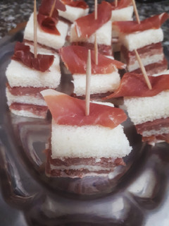 Foto principal de Canapés de pan de molde con paté y jamón serrano