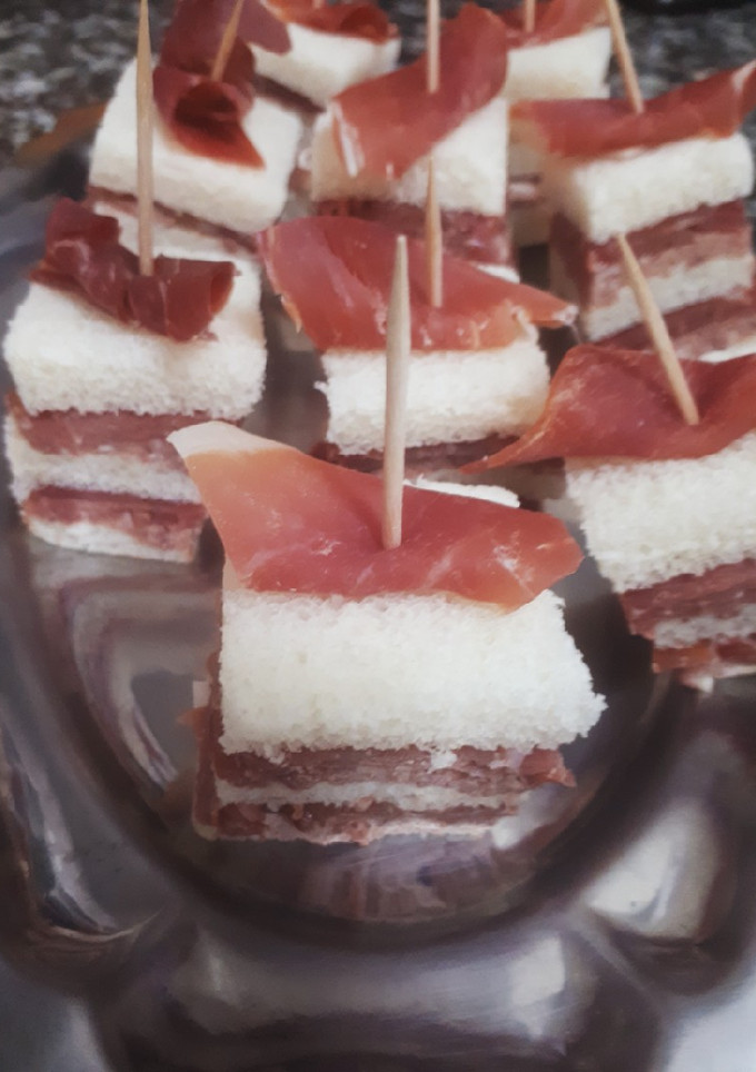 Una foto de Canapés de pan de molde con paté y jamón serrano