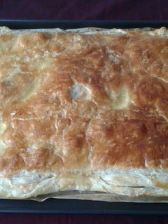 Una foto de Empanada de hojaldre, con verduras, carne y atún