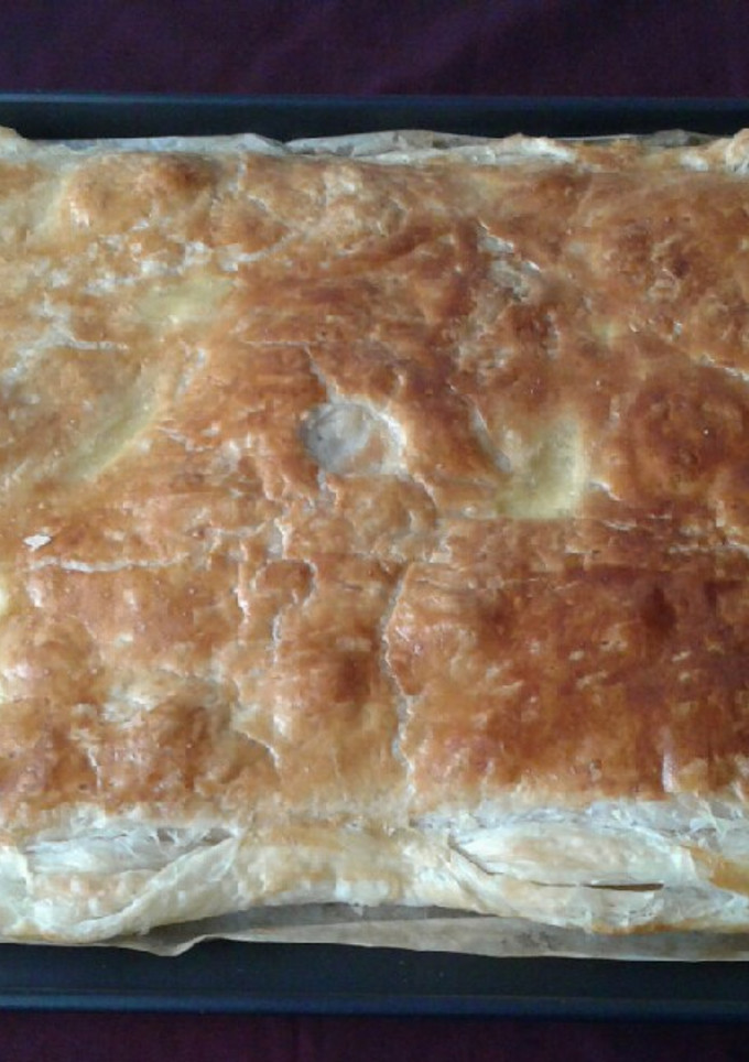 Una foto de Empanada de hojaldre, con verduras, carne y atún