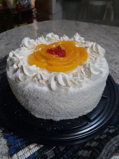 Una foto de Torta de cumpleaños con chantilly y coco rallado 😋