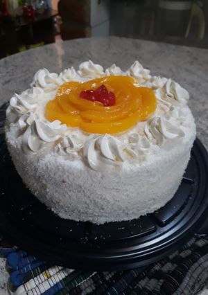 Una foto de Torta de cumpleaños con chantilly y coco rallado 😋