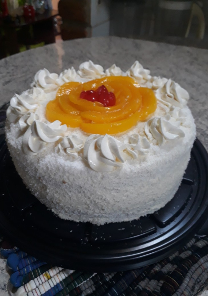 Una foto de Torta de cumpleaños con chantilly y coco rallado 😋