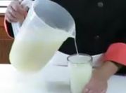 Una foto de agua de frutas
