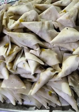 A picture of Chicken samosa.