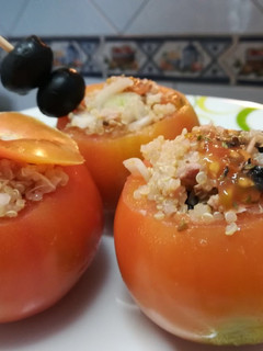 Una foto de Tomates rellenos de ensalada de quinoa