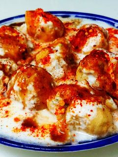 दही बड़े चाट (dahi vade chaat recipe in Hindi) रेसिपी मुख्य फोटो