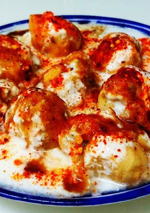 दही बड़े चाट (dahi vade chaat recipe in Hindi) रेसिपी मुख्य फोटो