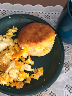 Una foto de Arepa vallenata con huevos estrellados