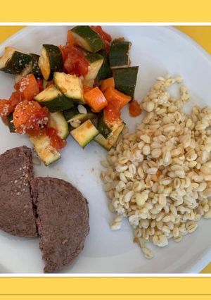 Une photo de • Steack haché, blé et légumes •