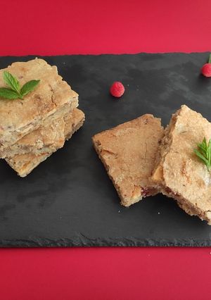 Φωτογραφία της συνταγής Blondies με λευκή σοκολάτα και σμέουρα!!!