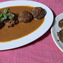 A picture of Spinach kofta curry.