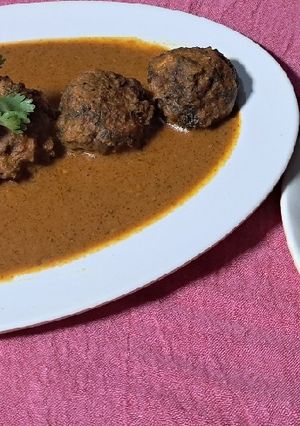 A picture of Spinach kofta curry.