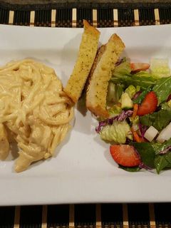 Una foto de Fettuccini con pollo, en salsa de queso crema y parmesano