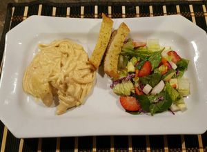 Una foto de Fettuccini con pollo, en salsa de queso crema y parmesano