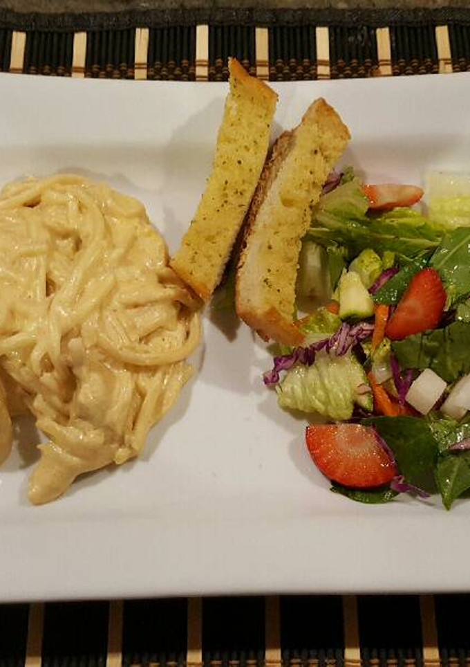 Una foto de Fettuccini con pollo, en salsa de queso crema y parmesano