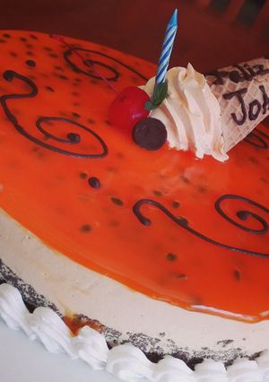 Una foto de Torta de Mousse de Maracuyá - Decoración de Cumpleaños 🎊🕯