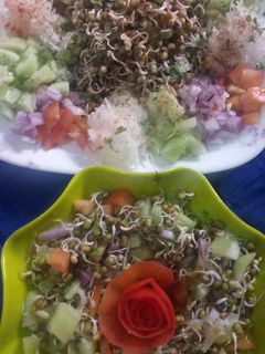 अंकुरित मूंग प्याज़ सलाद (Ankurit moong pyaz salad recipe in hindi) रेसिपी मुख्य फोटो