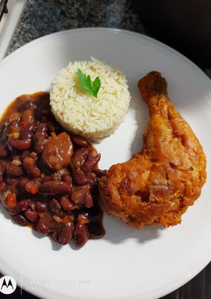 Una foto de Pata de pollo a la fritura y Frijoles colorados