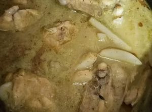 Una foto de 🐔 Pollo con papas 🥔 en 🌶 chilito verde