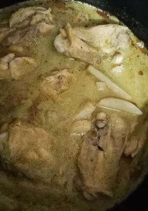 Una foto de 🐔 Pollo con papas 🥔 en 🌶 chilito verde