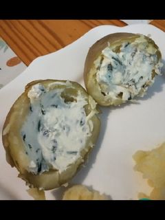 Una foto de Papas rellenas de queso y hierbabuena