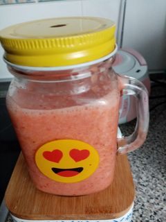 Una foto de Smoothie de fresas y melocotón