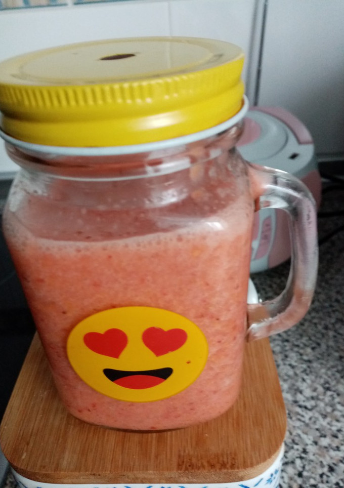 Una foto de Smoothie de fresas y melocotón
