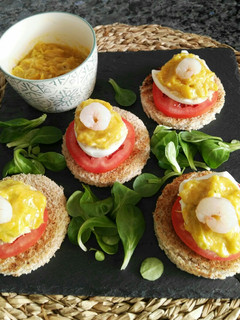 Una foto de Huevos rellenos de atún y gambas con salsa de mango al curry