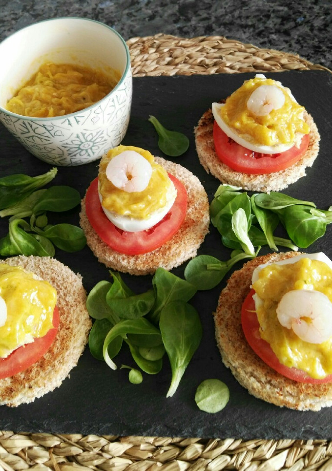 Una foto de Huevos rellenos de atún y gambas con salsa de mango al curry