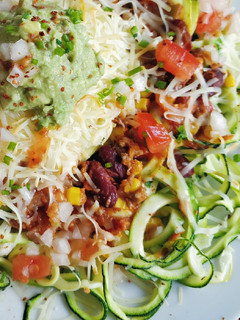 Una foto de Zoodles con chili con carne