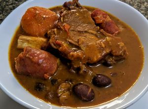 Una foto de Frijol  BOLA  ROJA  y🐮Asado de Tira juntos...!