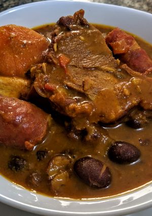 Una foto de Frijol  BOLA  ROJA  y🐮Asado de Tira juntos...!