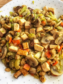 Una foto de Revuelto de tofu con verduras 🥕🥒