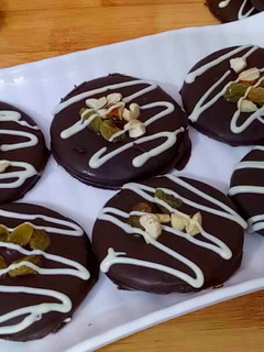 बिस्कुट चॉकलेट (Biscuit Chocolate recipe in Hindi) रेसिपी मुख्य फोटो