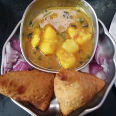 A picture of Samosa with potato curry.
