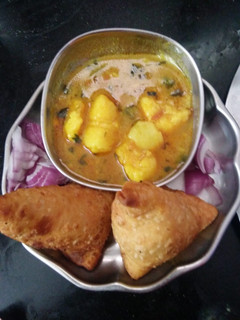 A picture of Samosa with potato curry.