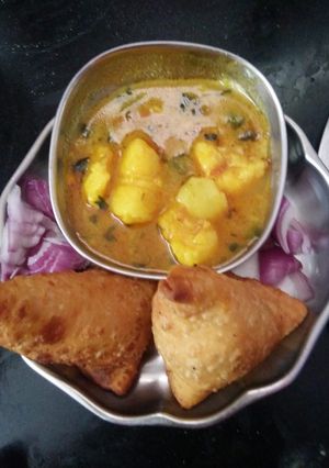 A picture of Samosa with potato curry.