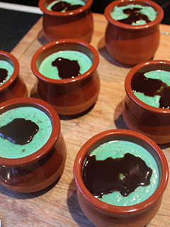 Una foto de Flanes de chufas y menta