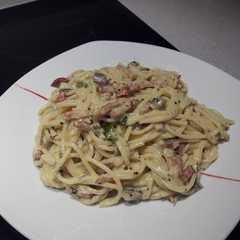 Una foto de Espaguetis a la carbonara con verduras