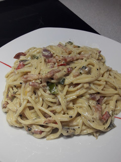 Una foto de Espaguetis a la carbonara con verduras